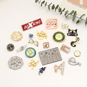Insignias de metal esmaltado personalizadas con pedrería y broches de seguridad para promoción - Product Image 1