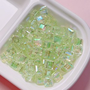 Высокопрозрачные цветные переливающиеся акриловые бусины-призмы AB Diamond в форме маленьких квадратов с отверстиями для цепочек для телефонов и браслетов - Product Image 6