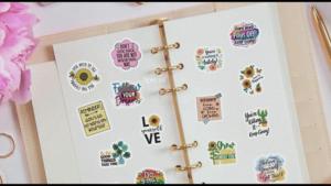 500 pegatinas de mariposas y flores por rollo, etiquetas personalizadas para embalaje, bonitas pegatinas para diario, suministros para niños, pegatinas de dibujos animados con logo. - Product Image 6