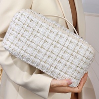 Sac cosmétique portable de luxe léger haut de gamme en polyester à motif écossais avec fil doré, fermeture ouverte, grande capacité pour femme