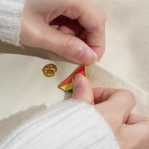 Tùy Chỉnh Tinh Tế Cầu Vồng Tam Giác Hình Học Vàng Pins Thời Trang Linh Hoạt Men Phù Hiệu Cho Quần Áo Và Mũ - Product Image 2