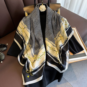 OEM/ODM Écharpe <span class=keywords><strong>de</strong></span> <span class=keywords><strong>luxe</strong></span> imprimée équestre en <span class=keywords><strong>soie</strong></span> 90x90cm <span class=keywords><strong>Carré</strong></span> Vintage Plaid & Chaîne Motif Écharpe pour les femmes Chic Wrap - Product Image 3