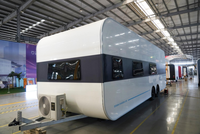 Mobil-home de camping futuriste sur mesure en forme de capsule spatiale, fonctionnel, robuste et facile à assembler