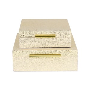 Conteneurs carrés de stockage de bijoux de 2 pièces, boîte à bijoux décorative en faux cuir de galuchat avec poignée dorée de style moderne - Product Image 1