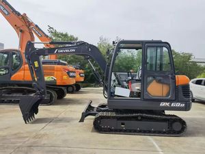 Excavatrice sur chenilles DEVELON DX60D avec moteur et pompe haute puissance pour la construction agricole - Product Image 1