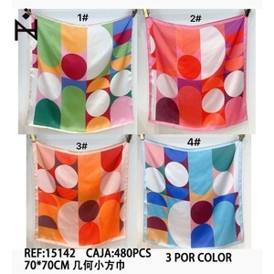 Foulard Geometrico Quadrato 70x70cm con Motivo Colorato, Accessorio di Moda - Product Image 3