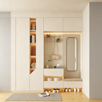 Système de rangement sophistiqué blanc mat pour couloir avec panneau décoratif à lattes et crochets d'art – Mobilier modulaire pour hall d'entrée de villa
