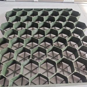 Rejilla de plástico HDPE de 35-70 mm para estacionamientos y jardines, superficie de nido de abeja negra, estabilización del suelo - Product Image 5