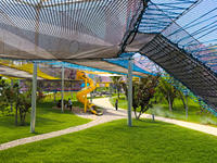 Structure de jeu extérieure en filet arc-en-ciel avec toboggan et tunnel pour enfants, parc d'attractions extérieur