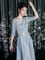 Robe de soirée personnalisée brodée de paillettes, col en V, coupe trapèze, manches coude, motif floral doré, longueur ras du sol, pour soirée formelle