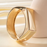 2027 En gros Bracelet jonc carré large plaqué or poli brillant, massif et géométrique, à charnière à ressort pour femme