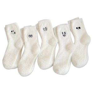 Chaussettes d'hiver thermiques heureuses conçues sur mesure pour les femmes respirant tricoté motif de dessin animé chaussettes sur mesure - Product Image 3