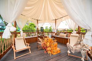 Public Scenic Resort Area Light Luxury Veil Tent Cabin Camping Structure ouverte Auvent de maison en bois pour célébration Party Catering - Product Image 2