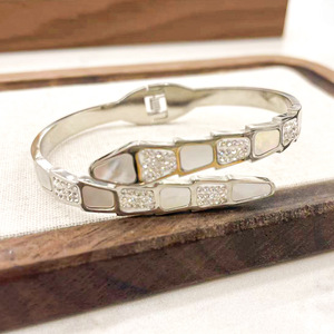Bracelet Serpent en Acier Inoxydable Plaqué PVD Émail Blanc Cristal Hypoallergénique Étanche Bijoux OEM Vente en Gros - Product Image 5