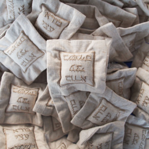Un sacchetto ebraico per i Besamim (spezie) è un piccolo sacchetto con coulisse, spesso ricamato o con disegni artistici, utilizzato il <span class=keywords><strong>sabato</strong></span>. - Product Image 5