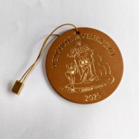Étiquettes suspendues personnalisées de luxe en PU pour sacs à main, étiquettes en cuir gaufré de haute qualité avec logo personnalisé, pour vêtements de mode