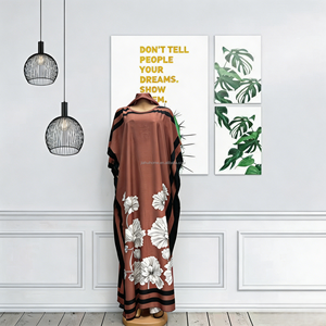 Robe longue africaine grande taille style boubou et kaftan, col rond, manches chauve-souris, rayures latérales noires, motif floral <span class=keywords><strong>blanc</strong></span> au bas avec écharpe - Product Image 2