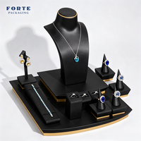 Présentoirs de vitrine FORTE en cuir PU noir avec logo personnalisé pour bagues, colliers et bijoux