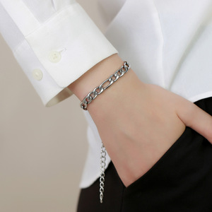 Pulsera Unisex Clásica <span class=keywords><strong>de</strong></span> Acero Inoxidable 316L Chapada en <span class=keywords><strong>Oro</strong></span> <span class=keywords><strong>de</strong></span> 18K con <span class=keywords><strong>Cadena</strong></span> Figaro <span class=keywords><strong>de</strong></span> 5MM y 7MM <span class=keywords><strong>de</strong></span> Ancho <span class=keywords><strong>para</strong></span> <span class=keywords><strong>Hombre</strong></span> y Mujer - Product Image 4