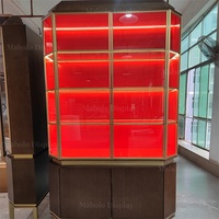 Vitrine à bijoux haut de gamme avec fond rouge, cadre doré en métal, acier inoxydable, armoire en verre haute avec rangement et étagères multicouches