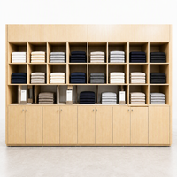 Armoire de présentation de vêtements en MDF à grain de chêne clair, avec étagères en grille et portes, sur mesure