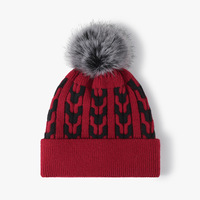 Bonnet en tricot jacquard bicolore personnalisé avec broderie, doublure polaire, pompon, protection des oreilles pour femme, idéal pour l'hiver