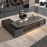 Bureau de direction haut de gamme avec panneau décoratif vertical cannelé et profil moderne et épuré