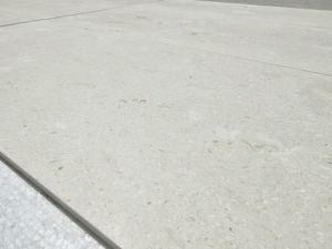 Carreaux en pierre calcaire beige personnalisables de haute qualité 1,2x50x100cm Finition brossée Pierres naturelles fossiles Extérieurs Villas Fabriqués en Turquie - Product Image 6