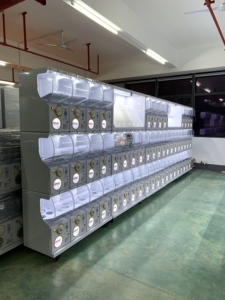 Máquina recreativa de grúa curva para interiores, operada con monedas, con interfaz en inglés - Product Image 1