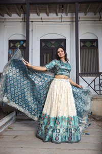 Ensemble Lehenga Choli pour femmes, tenue ethnique indienne pour les fêtes et les festivals, vêtements ethniques pour femmes pour les festivals et les fêtes - Product Image 3