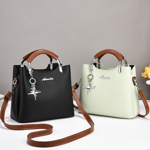 Bolso de Mano Blanco para Mujer con Asa Marrón y Colgante Metálico, Bolso Bandolera para Viajes Diarios - Product Image 4