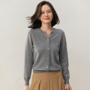 Cardigan <span class=keywords><strong>in</strong></span> Cashmere Personalizzato per Donna <span class=keywords><strong>con</strong></span> <span class=keywords><strong>Bordo</strong></span> <span class=keywords><strong>in</strong></span> <span class=keywords><strong>Pizzo</strong></span>, Classico Collo Tondo, Bottoni Frontali, Maglione <span class=keywords><strong>in</strong></span> Lana Lavorato a <span class=keywords><strong>Maglia</strong></span> per Primavera e Autunno - Product Image 4
