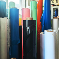 Rouleau de film PVC laminé couleur douce semi-fini, rouleau de feuille PVC transparente pour la fabrication en série de combinaisons de pluie et le collage de vêtements