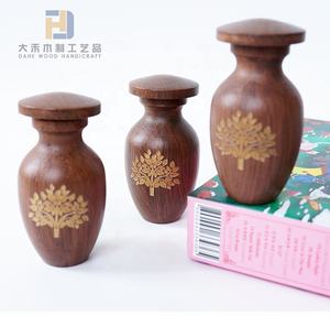 Urnes pour animaux de compagnie en bois de hêtre brun avec arbre de vie gravé au laser Pot d'urnes funéraires en bois personnalisé pour les cendres <span class=keywords><strong>des</strong></span> <span class=keywords><strong>chiens</strong></span> de chats pour la mémoire - Product Image 2