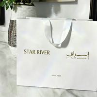 Sac cadeau en papier blanc crème avec ruban satiné champagne, poignée personnalisée, logo calligraphié, motif floral