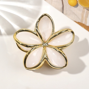 Nouvelle pince à cheveux style Ins en plumeria, finition électroplaquée, indispensable pour les vacances d'été et le quotidien, parfaite pour la plage. - Product Image 1