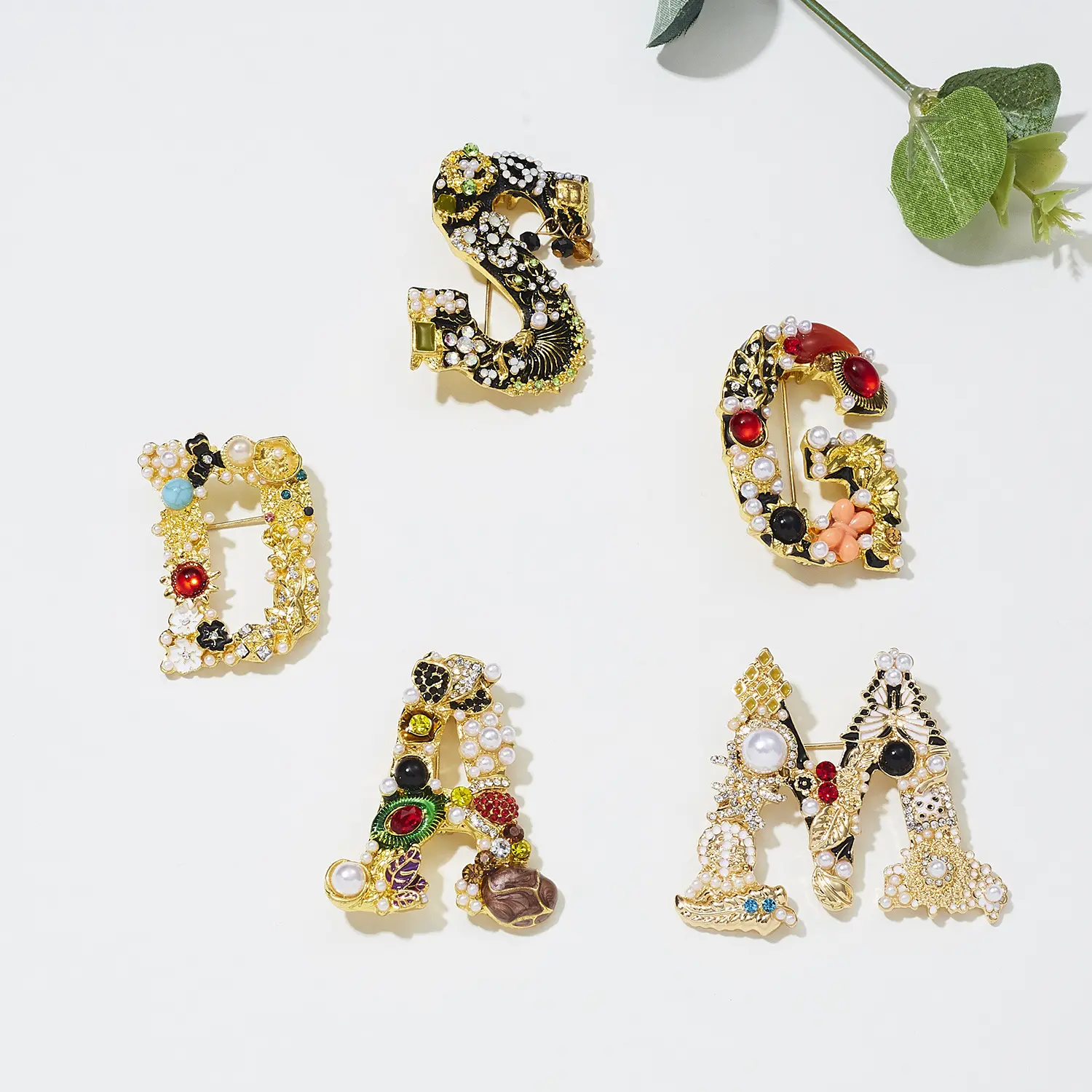 Broche de cristal de perlas esmaltadas con letras M para hombre y mujer, broche Retro de lujo, a la moda, con nombre inicial