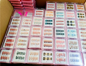 Insumos para Uñas de Fábrica Directamente Uñas Postizas Hechas a Mano Aleatorias Oferta de Descuento Uñas Falsas de Colores Diseñadas para Presionar - Product Image 4