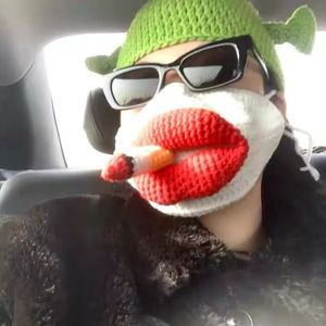 Divertido Conjunto <span class=keywords><strong>de</strong></span> 3 Piezas: Gorro <span class=keywords><strong>de</strong></span> Punto Unisex <span class=keywords><strong>de</strong></span> Algodón con Diseño <span class=keywords><strong>de</strong></span> Labios Rojos, Gafas y Cigarrillo, Novedoso y Grueso con Labios <span class=keywords><strong>de</strong></span> Salchicha - Product Image 6