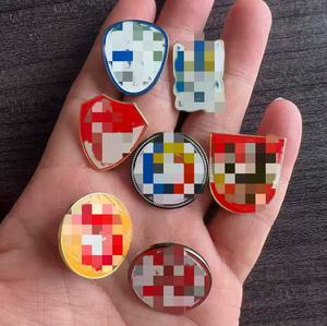 Al por mayor: Insignias de solapa irregulares de metal esmaltado con diseño de equipos de fútbol, de níquel negro, broches para clubes de fútbol, souvenirs de ropa - Product Image 4