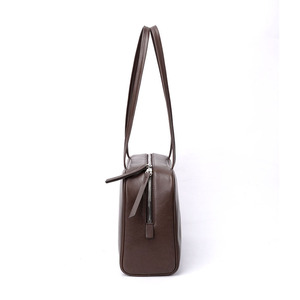 <span class=keywords><strong>Sac</strong></span> <span class=keywords><strong>bowling</strong></span> minimaliste pour <span class=keywords><strong>homme</strong></span> avec design sous le bras, <span class=keywords><strong>sac</strong></span> haut de gamme pour femme, <span class=keywords><strong>sac</strong></span> en cuir véritable personnalisé, usine d'origine - Product Image 3