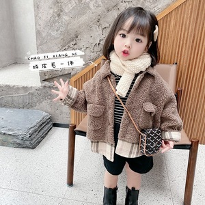 2021 <span class=keywords><strong>manteau</strong></span> en laine de <span class=keywords><strong>mouton</strong></span> motif léopard réversible pour filles et bébés belle veste chaude d'hiver avec poms en peluche coupe ample - Product Image 3