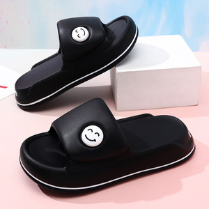 Pantoufles noires pour femmes, semelle EVA à une sangle, antidérapantes, chaussures de plage d'été, design simple et décontracté, taille 35 à 45 - Product Image 1