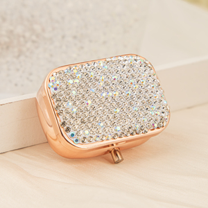 Boîte à pilules en métal or rose avec logo personnalisé, pavée de cristaux étincelants, super mini, étui à bijoux de poche pour usage quotidien, vente en gros - Product Image 1
