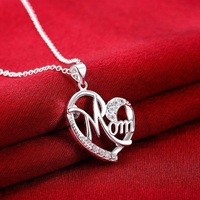 Collier Fête des Mères Tendance avec Pendentif Lettre « Maman » et Breloques Diamant – Le Meilleur Cadeau pour Maman
