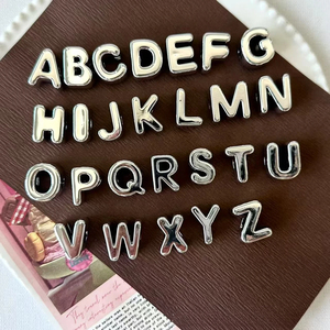 Cuentas de letras acrílicas plateadas, cuentas deslizantes de alfabeto con agujero grande para correas de bolsos <span class=keywords><strong>y</strong></span> pulseras - Product Image 2
