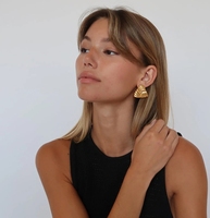 Boucles d'oreilles en or 18k plaqué pvd anti-ternissement en acier inoxydable texture de noeud triangle géométrique grosses boucles d'oreilles en or bijoux pour femmes