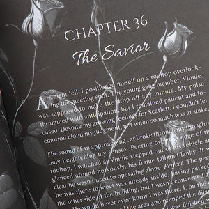 Libro de Romance Oscuro con Páginas Negras, Tinta Blanca, Bordes Dorados, Tapa Dura, Papel Offset y Material de Cartón - Product Image 6