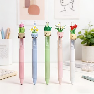 ปากกาลูกลื่นแบบพับเก็บได้ลายพืช หมึกสีดำ 0.5 มม. อุปกรณ์การเขียนสำหรับสำนักงานและโรงเรียน ตัวปากกาทำจากพลาสติก ดีไซน์ดอกไม้น่ารัก - Product Image 3