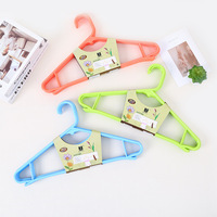 En gros, Nouveau Cintre à vêtements domestique en plastique, design moderne et épuré, durable, couleur unie, conception sans couture, crochet organisateur pour vêtements secs et humides
